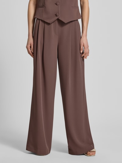 Kobiece model prezentuje spodnie materiałowe 'Wide Leg Stoffhose mit Raffungen' od Christian Berg Cocktail, elastyczna mieszanka materiałów, spodnie z szerokimi nogawkami, marszczenia, zapięcie na haftkę i zamek błyskawiczny, szerokość w rozmiarze 36: 38 cm, długość wewnętrzna nogawki 82 cm, widok całej sylwetki z przodu.