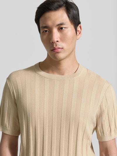 Mannenmodel draagt gebreid shirt uit viscosemix met ronde hals van Lindbergh, regular fit, riblook, nahaufnahme bovenlichaam.