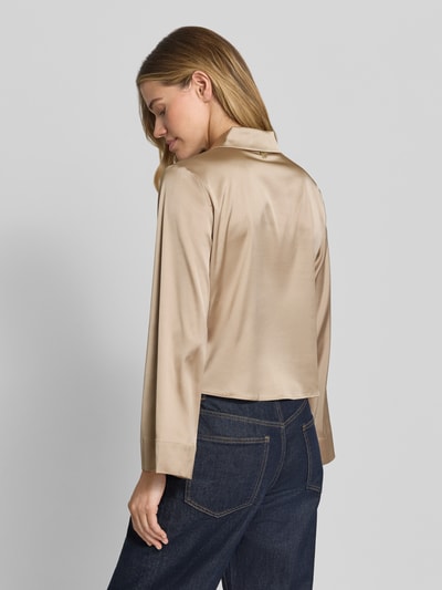 Frauenmodel trägt Regular Fit Langarmbluse mit Hemdblusenkragen Modell 'ERRIKA' von HUGO, Optik: Unifarben, Materialverarbeitung: Satin, Ganzkörperansicht Rückansicht.