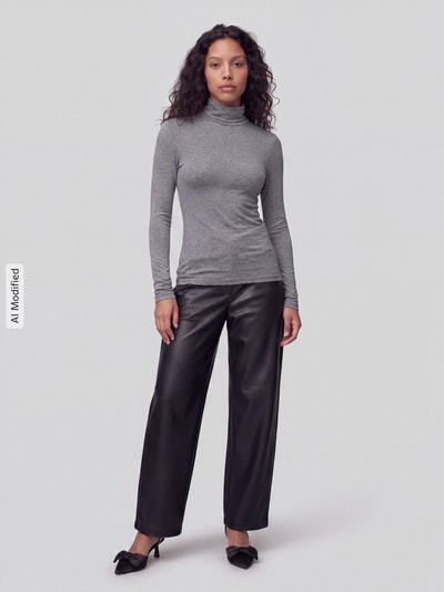Vrouwenmodel draagt grijs slim fit shirt met lange mouwen van lyocellmix van Jake*s Casual, Ganzkörperansicht van voren, KI-modifiziertes Bild