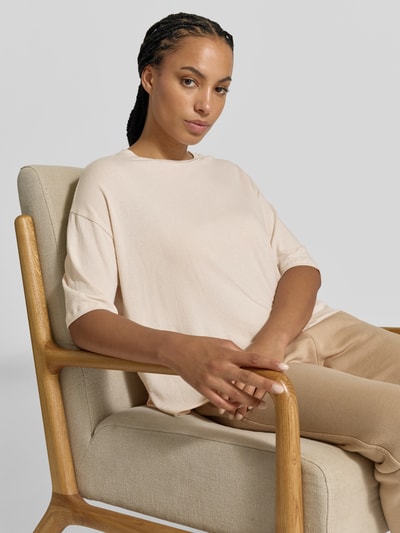 Vrouwenmodel draagt T-shirt met U-Boot-Ausschnitt van Juvia, mix van katoen en modal, relaxed fit, boothals, halflange mouwen, ruglengte maat S 55 cm, effen beige, Nahaufnahme Oberkörper