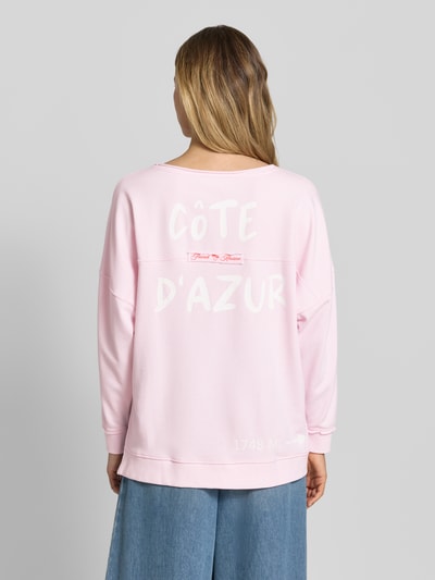 Frauenmodel trägt Oversized Sweatshirt mit Statement-Print und Rollsaum von Smith and Soul in zartem Rosa, Baumwoll-Mix mit Modal-Anteil, Rundhalsausschnitt, überschnittene Schultern, Rollsaum, Ganzkörperansicht Rückansicht.
