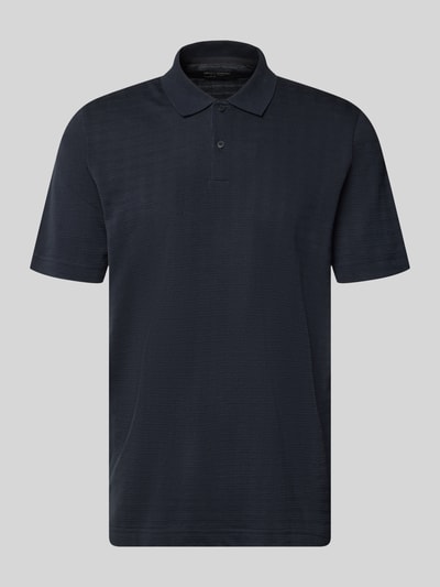Produktfoto, Regular Fit Poloshirt aus reiner Baumwolle von Marc O'Polo, dunkelblau, Gitterkaro Struktur, Polokragen, 2-Knopf-Verschluss.