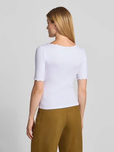 Kobiece modelka nosi T-Shirt mit Rundhalsausschnitt und Muschelsaum od zero, Mieszanka bawełny z dodatkiem streczu, dopasowany krój, drobne prążkowanie, okrągły dekolt z falistym wykończeniem, długość tyłu w rozmiarze 36: 51 cm, całkowity widok z tyłu.