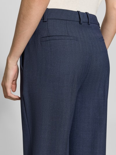Vrouwenmodel draagt donkerblauwe Schmale Hose met Woll-Anteil model 'Tilda6' van BOSS, Dames. Detailopname achterzijde.