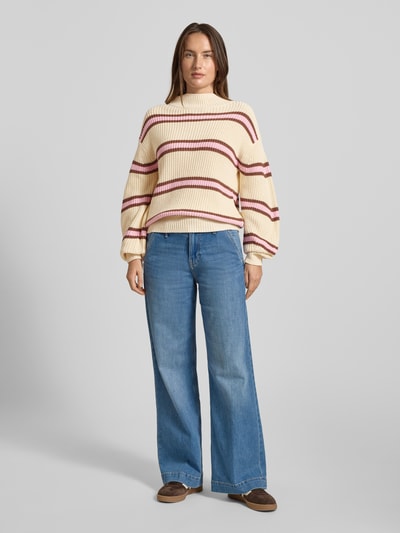 Frauenmodel trägt Regular Fit Strickpullover aus Baumwoll-Mix von s.Oliver RED LABEL, Optik: Unifarben, mehrfarbig, Muster: Gestreift, Label-Stitching-Applikation, Turtleneck, Ballonärmel mit geripptem Abschluss, Strick, Ganzkörperansicht von vorne.