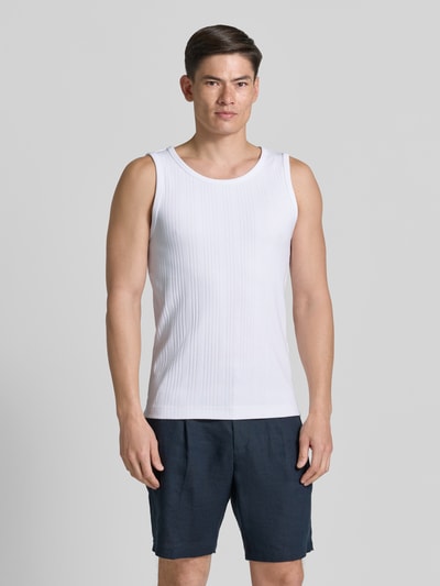Männermodel trägt Regular Fit Tank Top aus Baumwoll-Mix Modell 'ANDRE' von SELECTED HOMME, Optik: Unifarben, gestreifte Struktur, Rundhals, breite Träger, Materialverarbeitung: Feinripp, Ganzkörperansicht von vorne.