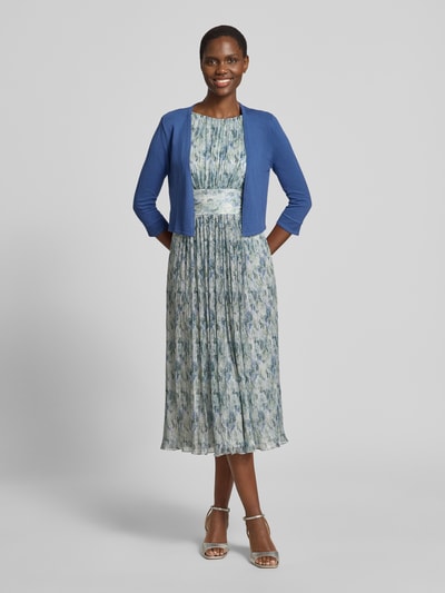 Frauenmodel trägt Bolero aus Viskose-Mix mit 3/4-Arm von Vera Mont, Regular-Fit, offene Front, Rückenlänge bei Größe S 41 cm, Ganzkörperansicht von vorne