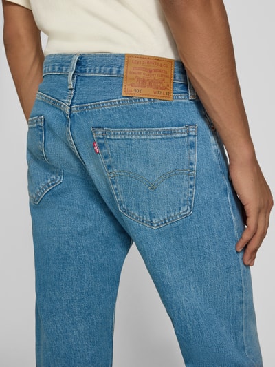 Männermodel trägt blaue Straight Fit Jeans aus Baumwoll-Mix Modell '501® Levi s®ORIGINAL' von Levi's®, Herrenjeans, Nahaufnahme Rückansicht.