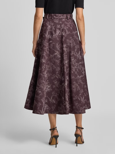 Frauenmodel trägt Maxi-Rock mit floralem Allover-Print von windsor., dunkle Violetttöne, A-Linie, Ganzkörperansicht Rückansicht