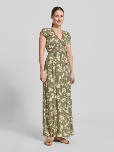 Modelka kobieca nosi Maxikleid aus Viskose mit V-Ausschnitt od Apricot, zielony, wzór kwiatowy, krój A, całościowy wygląd, V-dekolt, długość tyłu w rozmiarze S: 136 cm, szerokość w rozmiarze S: 39 cm, widok całej sylwetki z przodu