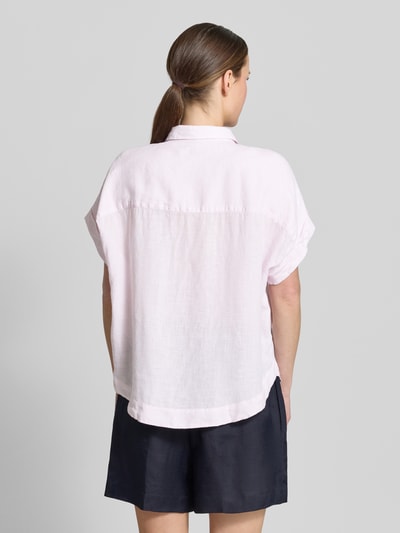 Frauenmodel trägt Leinenbluse mit Knopfleiste Modell 'DOLLY' von 0039 Italy, reines Leinen, hellrosa, Regular Fit, Rückansicht Ganzkörperansicht.