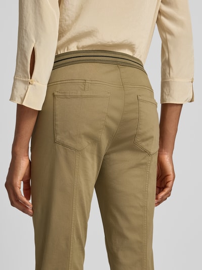 Frauenmodel trägt Slim Fit Hose in verkürzter Passform von Luisa Cerano aus elastischem Baumwoll-Mix in Beige mit Gesäßtaschen, Nahaufnahme Rückansicht.