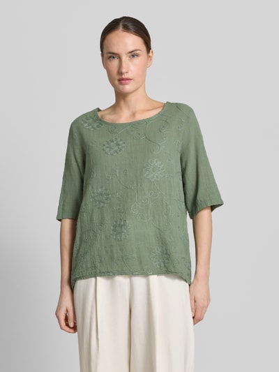 Vrouwenmodel draagt T-shirt met ronde hals model 'Li44alii' van ZABAIONE, puur katoen, recht model, ruglengte maat S 70 cm, Ganzkörperansicht van voren.