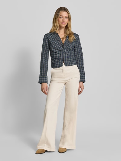 Vrouwenmodel draagt Hose mit Bügelfalten und Eingrifftaschen van SEDUCTIVE in mix van katoen en linnen, wijd been, persplooien, steekzakken, achterzakken, bandwijdte maat 36 40 cm, binnenbeenlengte maat 36 83 cm, hele lichaam voorkant