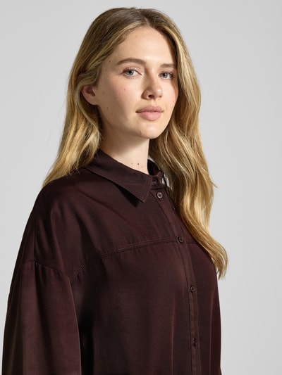 Modelka prezentuje Relaxed Fit Bluzkę z elastycznym pasem Model 'fynamo' od OPUS z lyocellu, z kołnierzykiem koszulowym i listwą guzikową, długość tyłu 54 cm, długość rękawów 52 cm, widok z przodu, zbliżenie na górną część ciała.