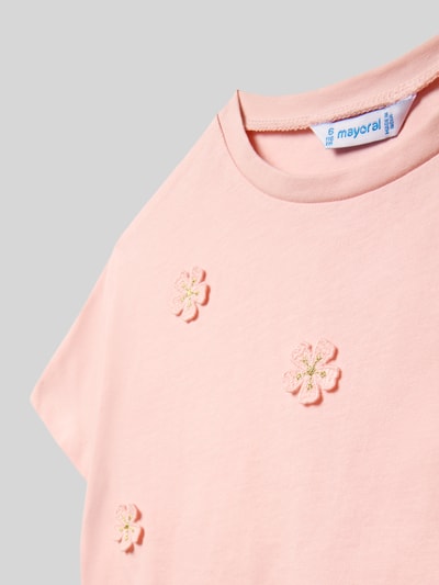 Productfoto, T-Shirt uit pure katoen van Mayoral, zachtroze kleur, ronde hals, rechte pasvorm, florale applicaties met effectgaren, korte mouwen, ruglengte maat 116: 37 cm