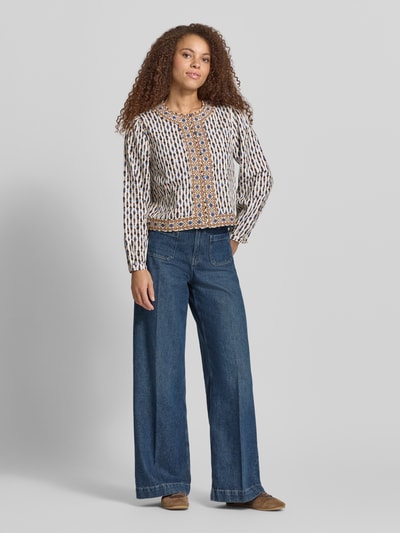 Vrouwenmodel draagt Regular Fit blouson uit zuiver katoen model 'KIM' van Pepe Jeans met all-over motief, popeline materiaal, lange mouw, labelstitching, knoopsluiting, zonder kraag, gecombineerd met jeans, neutrale kleuren, rechte vormen, textielstructuur, voorkant volledige lichaamsaanzicht.