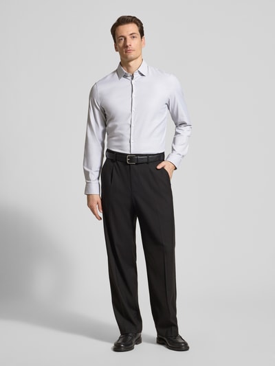 Männermodel trägt Slim Fit Business-Hemd mit Kentkragen von Jake*s in Weiß, Material-Mix mit Stretch-Anteil, Knopfleiste. Ganzkörperansicht von vorne. Rückenlänge 71 cm, Schulterbreite 45 cm, Ärmellänge 65 cm bei Größe 39/40.