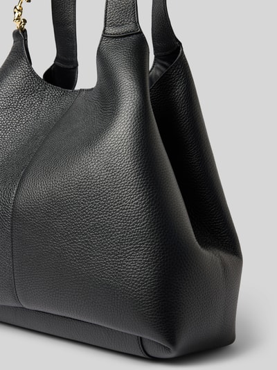 Produktfoto, Tote Bag mit Logo-Detail von Coccinelle in Schwarz, strukturierte Leder-Optik, sichtbarer Schulterriemen, herausnehmbare Innentasche, Magnetverschluss, neutrale Hintergrundfarbe, Damen Tote Bag von Coccinelle, Maße 25x31x15 cm, Schulterriemen 54 cm.