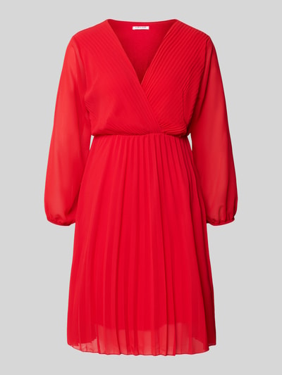 Produktfoto, Minikleid mit V-Ausschnitt Modell 'Im44sa' von ZABAIONE in leuchtendem Rot, fließender Stoff, A-Linie, Plisseefalten