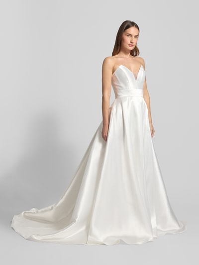 Kobiece model prezentuje Regular Fit Brautkleid mit Zierknopfleiste od Luxuar, satyna, taliowany krój, ozdobna listwa guzikowa, bez rękawów, zamek błyskawiczny, marszczenia, długość tyłu 202 cm, szerokość klatki 33 cm, widok całej sylwetki z przodu.