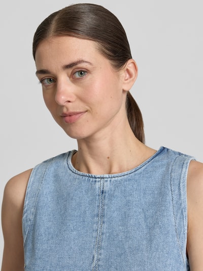 Frauenmodel trägt Blusentop in Denim-Optik mit Rundhalsausschnitt von Jake*s Casual, Reine Baumwolle, Regular-Fit, Nahaufnahme Oberkörper.