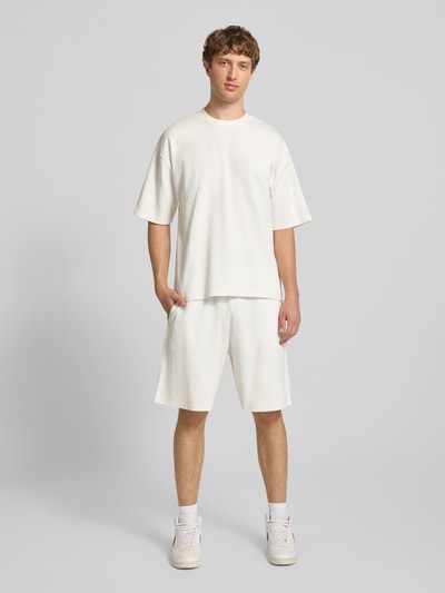 REVIEW Straight Fit Sweatshorts mit Strukturmuster Offwhite 1