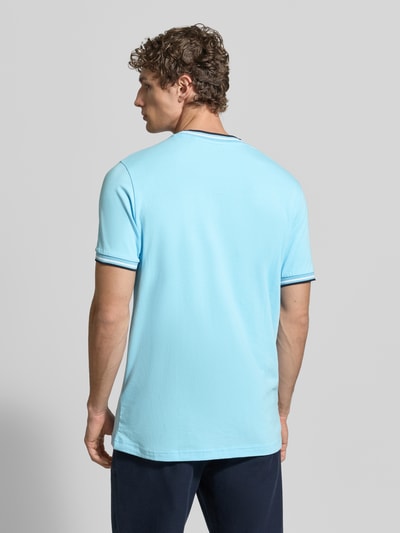Männermodel trägt T-Shirt mit Kontraststreifen und Rundhalsausschnitt von Christian Berg Men aus Baumwoll-Elasthan-Mix, Regular-Fit, Rückenlänge 71 cm bei Größe M, Hellblau mit dunklen Kontraststreifen an Kragen und Ärmeln, glatte Struktur, Ganzkörperansicht Rückansicht.