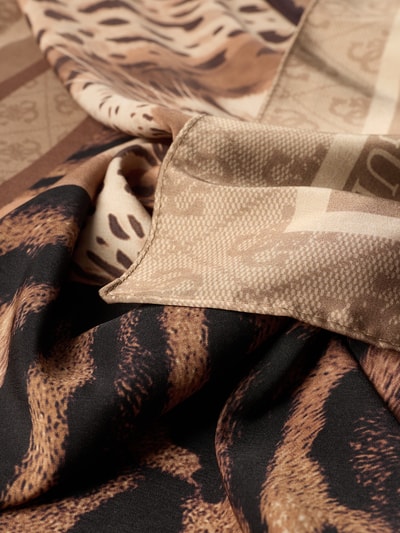 Produktfoto, Tuch mit Stretch-Anteil von GUESS, elastyczna mieszanka materiałów, kwadratowy krój, nadruk z logo, obszycie, szerokość w rozmiarze 1: 120 cm, długość w rozmiarze 1: 120 cm, wzory w beżowych i brązowych tonach, miękka tekstura