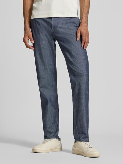 Mannenmodel draagt Tapered Chino in Denim-Optik model 'Morry' van G-Star Raw in blauw, puur katoen, tapered fit, denimlook, met achterzakken, bandwijdte maat 32/32: 45 cm, binnenbeenlengte maat 32/32: 81 cm. Ganzebodyvooraanzicht.