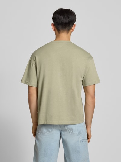 Männermodel trägt T-Shirt mit Rundhalsausschnitt von Jack & Jones, Regular-Fit aus reiner Baumwolle mit Print, Rückenlänge 70 cm, Ganzkörperansicht Rückansicht.