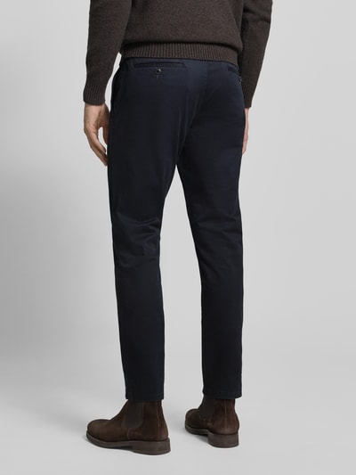 Männermodel trägt Straight Fit Stoffhose mit Gesäßtaschen von MCNEAL in dunklem Blau, Baumwoll-Mix, Ganzkörperansicht Rückansicht. Bundweite bei Größe 50: 46 cm, Innenbeinlänge 82 cm, Eingrifftaschen, Knopf- und Reißverschluss.