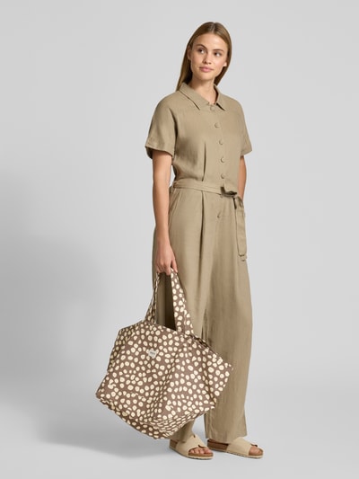 Vrouwenmodel draagt shopper im all-over look model 'JUNO' van Barts, puur katoen, draagband, beige met witte stippen, all-over look. Ganzlichaamsaanzicht van voren.