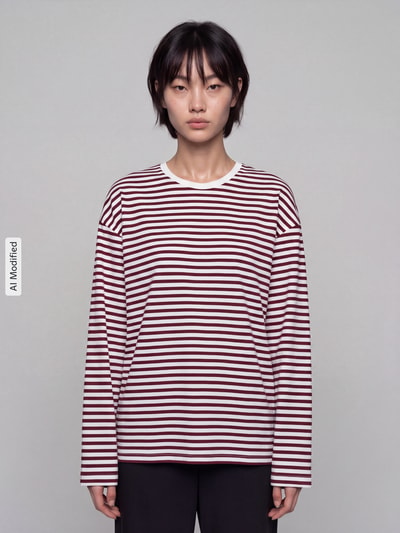 Frauenmodel trägt Regular Fit Langarmshirt aus Baumwoll-Mix Modell 'ADIE' von Pieces, Two Tone Optik, Feinripp, Ganzkörperansicht von vorne, KI-modifiziertes Bild.