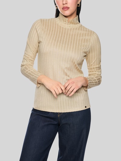 Frauenmodel trägt Longsleeve mit Rollkragen von Marc Cain in Beige mit Ripp-Struktur, Glitzer-Garn, Viskose-Mix, Nahaufnahme Oberkörper.