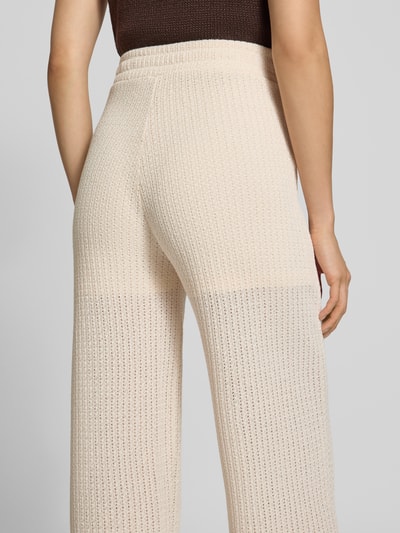 Frauenmodel trägt Weite Hose mit Baumwoll-Anteil Modell 'SC-GINGER 2' von Soyaconcept in Beige mit Rippenstruktur, Nahaufnahme Rückansicht, Damen Weite Hose von Soyaconcept.