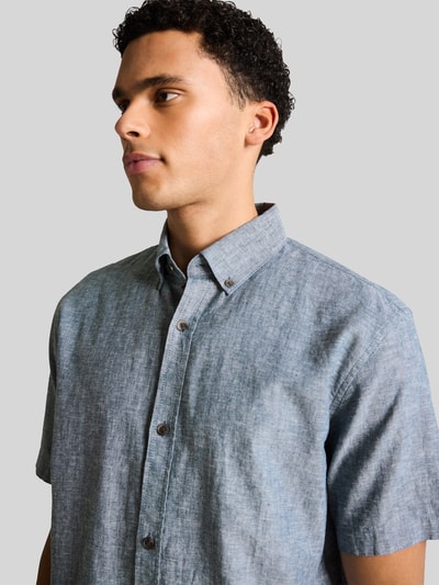 Männermodel trägt Relaxed Fit Freizeithemd aus Leinen-Baumwoll-Mix von Tom Tailor Denim in Optik: Unifarben, Nahaufnahme Oberkörper.