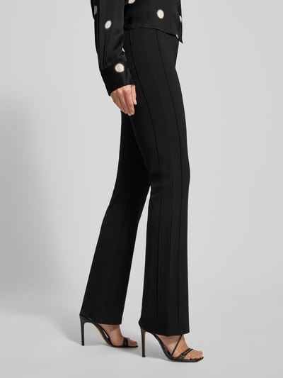 Frauenmodel trägt Straight Fit Stoffhose aus Viskose-Mix Modell 'Erja' von OPUS, schwarze Farbe, strukturierte Oberfläche, Seitensicht, Nahaufnahme Unterkörper. Damen Stoffhose, Viskose-Mix mit Stretch-Anteil, elastischer Bund, Bundweite 35 cm, Innenbeinlänge 80 cm bei Größe 36.