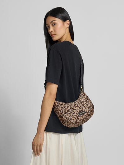 Frauenmodel trägt Bauchtasche mit Reißverschluss Modell 'Lifetime Buddy' von Hey Marly mit Allover-Leo-Print, Steppnähte, Label-Patch, abnehmbarem Schulterriemen, Hauptfach, Größenangaben im Kontext, Ganzkörperansicht Rückansicht.