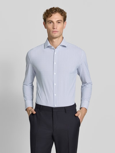 Mężczyzna nosi Slim Fit Businesshemd mit Cutaway-Kragen von Seidensticker, białe i niebieskie paski, gładka tkanina, Ganzkörperansicht von vorne. Koszule biznesowe.