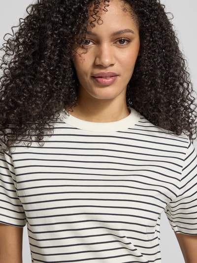 Vrouwenmodel draagt T-Shirt aus reiner Baumwolle van Jake*s Casual, gestreept, rechte fit, ronde hals, korte mouw, katoen, close-up bovenlichaam