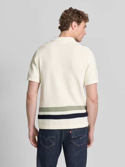 Männermodel trägt Cardigan mit Kentkragen und Knopfleiste von Lindbergh aus Reine Baumwolle, Modern Fit, Rückenlänge 70 cm, Rückenansicht.