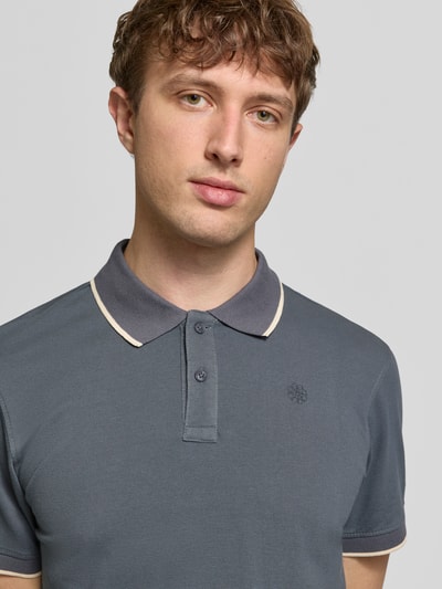 Męski model nosi Regular Fit Poloshirt mit Logo-Stitching Modell 'Hedin' od Blend, bawełna, krótki rękaw, niebieski, zbliżenie górnej części ciała.