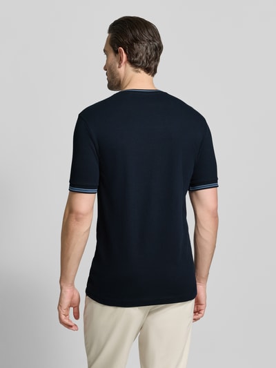 Männermodel trägt T-Shirt mit Strukturmuster und Rundhalsausschnitt von Christian Berg Men, Baumwoll-Elasthan-Mix, Regular-Fit, Rückenlänge 70 cm, Ganzkörperansicht Rückansicht.