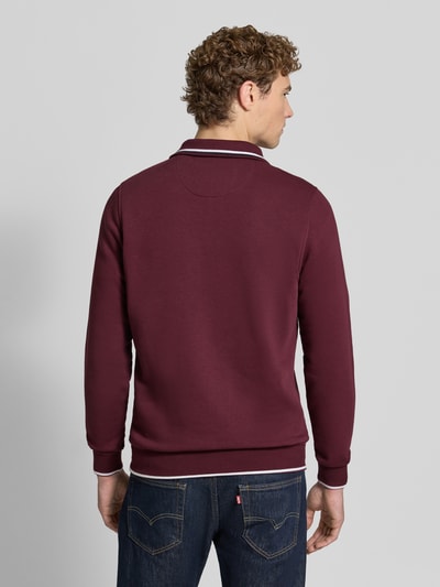 Männermodel trägt Sweatshirt mit Troyer-Kragen von Christian Berg Men in Bordeaux, Baumwoll-Mix, Slim Fit, Ganzkörperansicht Rückansicht.