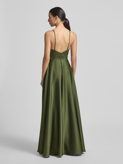Frauenmodel trägt Abendkleid mit Spaghettiträgern und V-Ausschnitt von Laona aus Satin in Olivgrün, Maxikleid, Rückansicht, Rückenlänge 155 cm, taillierter Schnitt, glatter Stoff, Ganzkörperansicht Rückansicht.