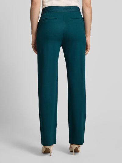 Vrouwenmodel draagt Wide Fit Hose aus Viskose-Mix van Christian Berg Woman in groen, Achterzakken, elastische band, Ganzkörperansicht achterkant, Bandwijdte maat 36: 38 cm, Binnenbeenlengte maat 36: 82 cm, dames broek van viscosemix.
