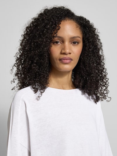 Modelka kobieca nosi Strickshirt mit Rundhalsausschnitt Modell 'DILARY' od Drykorn z bawełny, krój relaxed fit, okrągły dekolt, zrolowany brzeg, długość tyłu 53 cm, długość rękawów 33 cm; zbliżenie na górną część ciała z przodu.