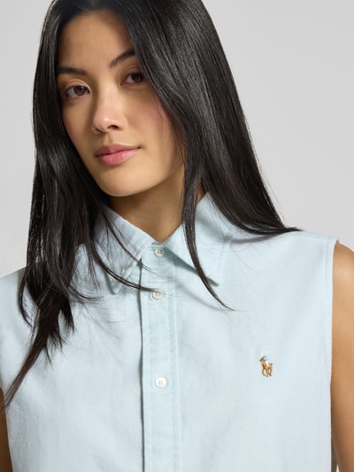 Vrouwenmodel draagt Relaxed Fit Hemdbluse aus reiner Baumwolle van Polo Ralph Lauren, look: effen, oxford, gestikt logo, mouwloos, overhemdkraag, v-hals, knoopsluiting, materiaal: puur katoen, Nahaufnahme bovenlichaam.